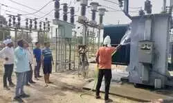 рдЯреНрд░рд╛рдВрд╕рдлрд╛рд░реНрдорд░ рдХреА рддрдкрди рд╕реЗ рдардк рд╣реЛ рд░рд╣реА рдмрд┐рдЬрд▓реА, рдкрд╛рдиреА рдбрд╛рд▓рдХрд░ рдардВрдбрд╛ рдХрд░ рд░рд╣реЗ рдХрд░реНрдордЪрд╛рд░реА рдЯреНрд░рд╛рдВрд╕рдлрд╛рд░реНрдорд░ рдХреА рддрдкрди рд╕реЗ рдардк рд╣реЛ рд░рд╣реА рдмрд┐рдЬрд▓реА, рдкрд╛рдиреА рдбрд╛рд▓рдХрд░ рдардВрдбрд╛ рдХрд░ рд░рд╣реЗ рдХрд░реНрдордЪрд╛рд░реА