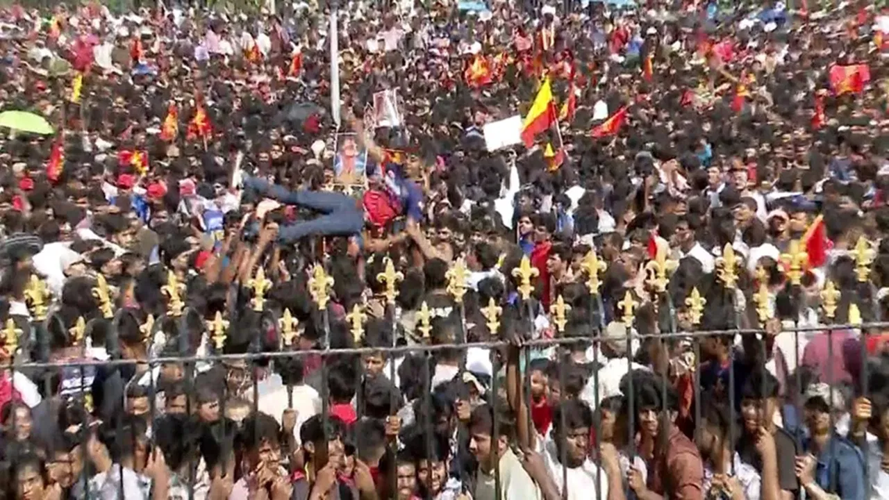 बेंगलुरु में चिन्नास्वामि स्टेडियम के बाहर RCB की विक्ट्री परेड में भगदड़, 7 की मौत, 20 से ज्यादा घायल