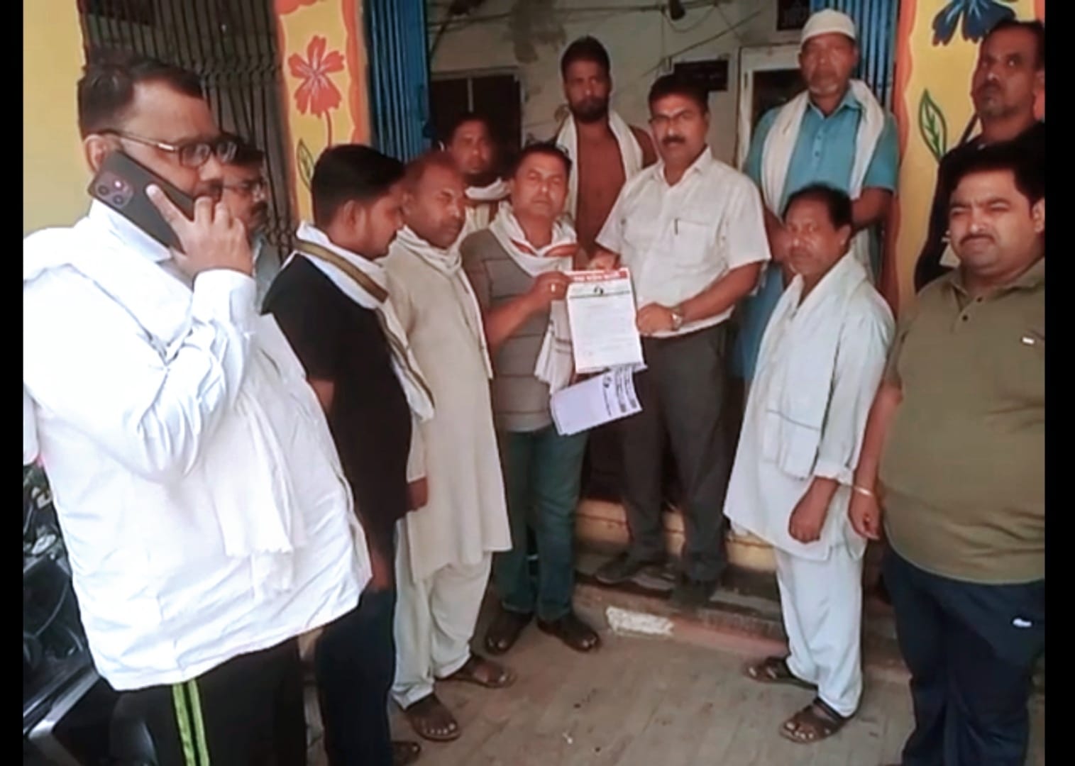 नई बस्ती प्यास से बेहाल, कांग्रेस ने सौंपा नगर पालिका के ईओ को ज्ञापन नई बस्ती प्यास से बेहाल, कांग्रेस ने सौंपा नगर पालिका के ईओ को ज्ञापन