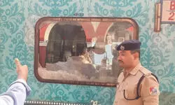 рдЕрд▓реАрдЧрдврд╝ рдореЗрдВ рд╕реНрд╡рддрдВрддреНрд░рддрд╛ рд╕реЗрдирд╛рдиреА рдПрдХреНтАНрд╕рдкреНрд░реЗрд╕ рдЯреНрд░реЗрди рдкрд░ рдлреЗрдВрдХрд╛ рдкрддреНрдерд░, рдЯреВрдЯреЗ рд╢реАрд╢реЗ; рдмрд╛рд▓-рдмрд╛рд▓ рдмрдЪреА рдорд╣рд┐рд▓рд╛ рдпрд╛рддреНрд░реА рдЕрд▓реАрдЧрдврд╝ рдореЗрдВ рд╕реНрд╡рддрдВрддреНрд░рддрд╛ рд╕реЗрдирд╛рдиреА рдПрдХреНтАНрд╕рдкреНрд░реЗрд╕ рдЯреНрд░реЗрди рдкрд░ рдлреЗрдВрдХрд╛ рдкрддреНрдерд░, рдЯреВрдЯреЗ рд╢реАрд╢реЗ; рдмрд╛рд▓-рдмрд╛рд▓ рдмрдЪреА рдорд╣рд┐рд▓рд╛ рдпрд╛рддреНрд░реА