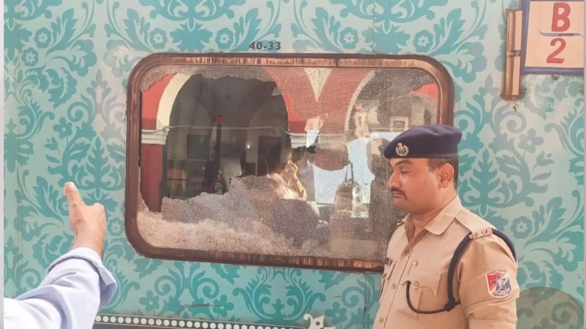 अलीगढ़ में स्वतंत्रता सेनानी एक्सप्रेस ट्रेन पर फेंका पत्थर, टूटे शीशे; बाल-बाल बची महिला यात्री अलीगढ़ में स्वतंत्रता सेनानी एक्सप्रेस ट्रेन पर फेंका पत्थर, टूटे शीशे; बाल-बाल बची महिला यात्री