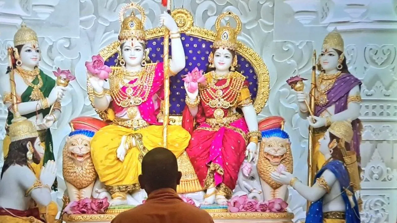 अयोध्या में परिवार संग विराजे राजा राम, हो रही प्राण प्रतिष्ठा ऐसा है राम दरबार अयोध्या में परिवार संग विराजे राजा राम, हो रही प्राण प्रतिष्ठा ऐसा है राम दरबार