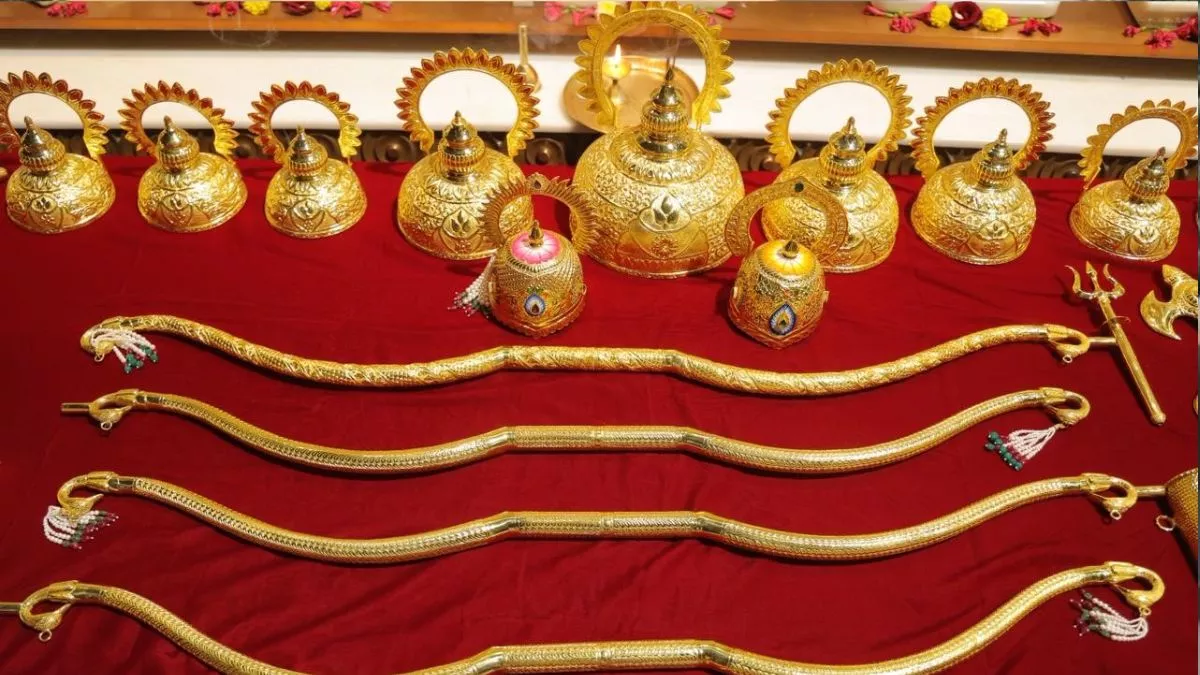 सूरत के व्यापारी ने राम दरबार और अन्य प्रतिमाओं के लिए दान किए आभूषण, विशेष विमान से लाये गये अयोध्या