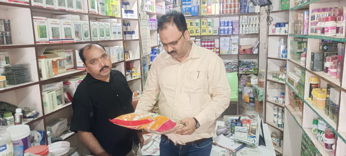 बीज की दुकानों पर ताबड़तोड़ छापेमारी: 45 में से 36 दुकानों से लिए गए नमूने बीज की दुकानों पर ताबड़तोड़ छापेमारी: 45 में से 36 दुकानों से लिए गए नमूने