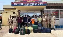 चेन पुलिंग कर रहे थे शराब तस्कर, अलीनगर पुलिस और RPF ने पकड़ा गैंग, ₹3 लाख की अंग्रेजी शराब बरामद