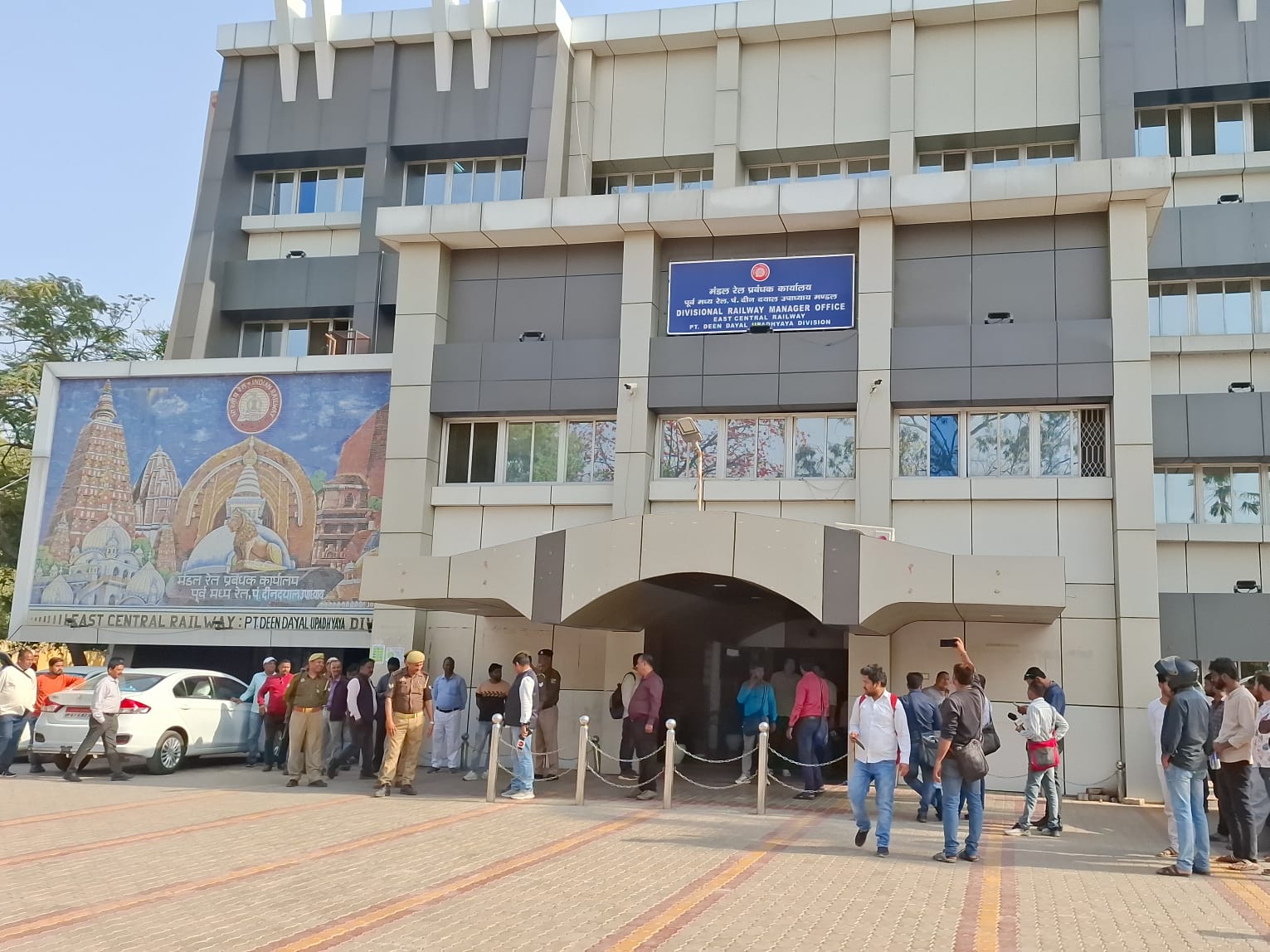 डीडीयू रेल मंडल में नियमों की उड़ रही धज्जियां!स्थानांतरण आदेश के बावजूद कर्मचारी की जारी ड्यूटी ... डीडीयू रेल मंडल में नियमों की उड़ रही धज्जियां!स्थानांतरण आदेश के बावजूद कर्मचारी की जारी ड्यूटी ...