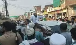 ईद की नमाज के दौरान युवक की कार का शीशा तोड़ा, मौके पर तैनात पुलिस बनी रही मूकदर्शक