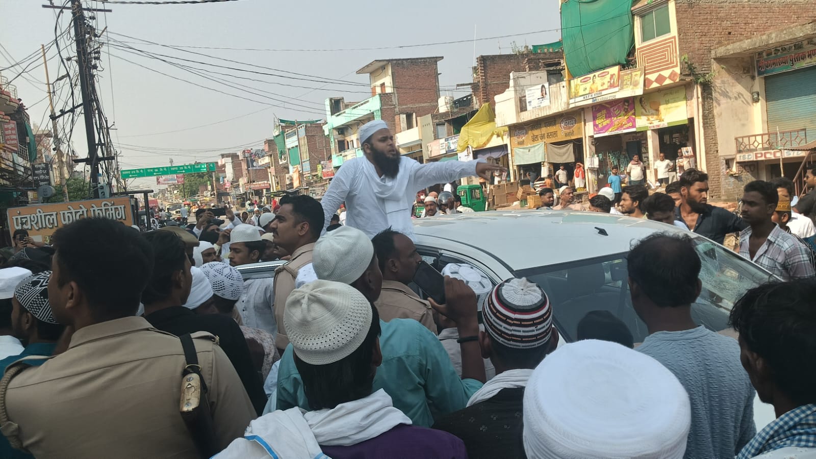 ईद की नमाज के दौरान युवक की कार का शीशा तोड़ा, मौके पर तैनात पुलिस बनी रही मूकदर्शक