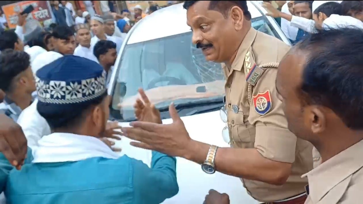 बकरीद पर्व पर घटी घटना कही चंदौली पुलिस की छवि धूमिल करने की साजिश तो नहीं!रगड़ा झगड़ा कही और का भुनाया गया कही और...! बकरीद पर्व पर घटी घटना कही चंदौली पुलिस की छवि धूमिल करने की साजिश तो नहीं!रगड़ा झगड़ा कही और का भुनाया गया कही और...!