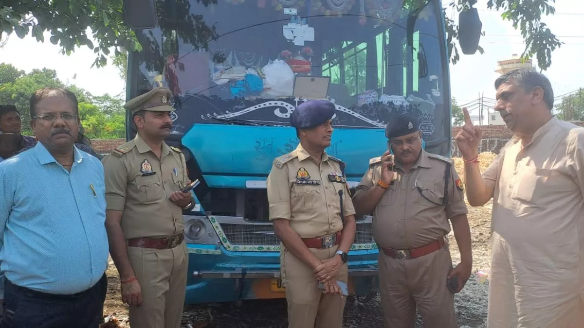 हाथरस: हाइटेंशन लाइन से टकराई श्रद्धालुओं की बस, एक की मौत और दो गंभीर हाथरस: हाइटेंशन लाइन से टकराई श्रद्धालुओं की बस, एक की मौत और दो गंभीर