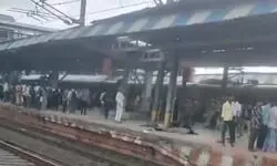 मुंबई में लोकल ट्रेन से गिरकर 8 यात्रियों की मौत, गेट पर लटकने और धक्कामुक्की से पटरी पर गिरे लोग