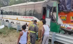 बाराबंकी में ट्रक से टकराई जनरथ एसी बस, 24 सवारियां घायल