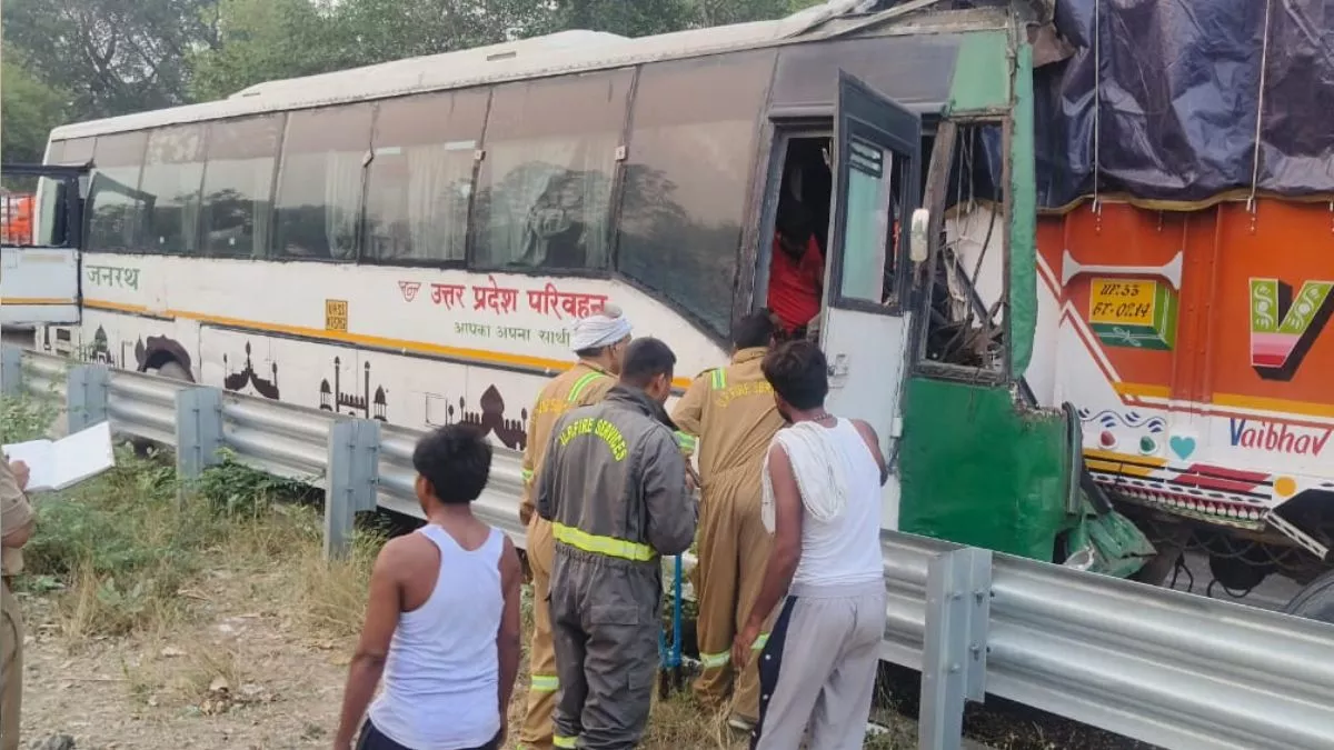 बाराबंकी में ट्रक से टकराई जनरथ एसी बस, 24 सवारियां घायल बाराबंकी में ट्रक से टकराई जनरथ एसी बस, 24 सवारियां घायल