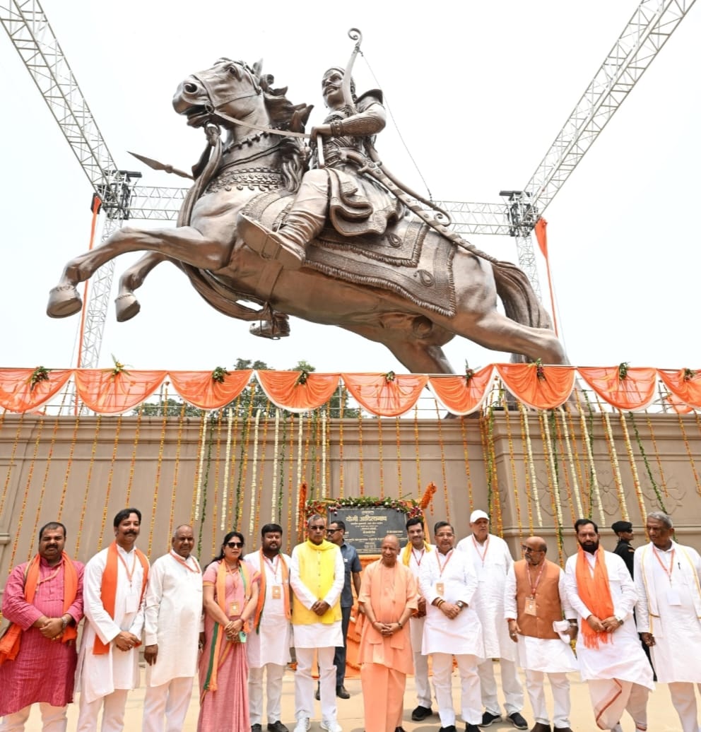 चित्तौरा झील किनारे महाराजा सुहेलदेव स्मारक का मुख्यमंत्री योगी आदित्यनाथ ने किया भव्य लोकार्पण चित्तौरा झील किनारे महाराजा सुहेलदेव स्मारक का मुख्यमंत्री योगी आदित्यनाथ ने किया भव्य लोकार्पण