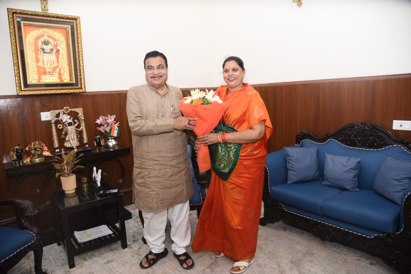 चंदौली से कोलकाता ग्रीनफील्ड एक्सप्रेसवे को मिली सांसद साधना सिंह की शुभकामनाएं — केंद्रीय मंत्री नितिन गडकरी से मिलकर रखीं कल्वर्ट निर्माण और मुआवज़े की माँगें चंदौली से कोलकाता ग्रीनफील्ड एक्सप्रेसवे को मिली सांसद साधना सिंह की शुभकामनाएं — केंद्रीय मंत्री नितिन गडकरी से मिलकर रखीं कल्वर्ट निर्माण और मुआवज़े की माँगें