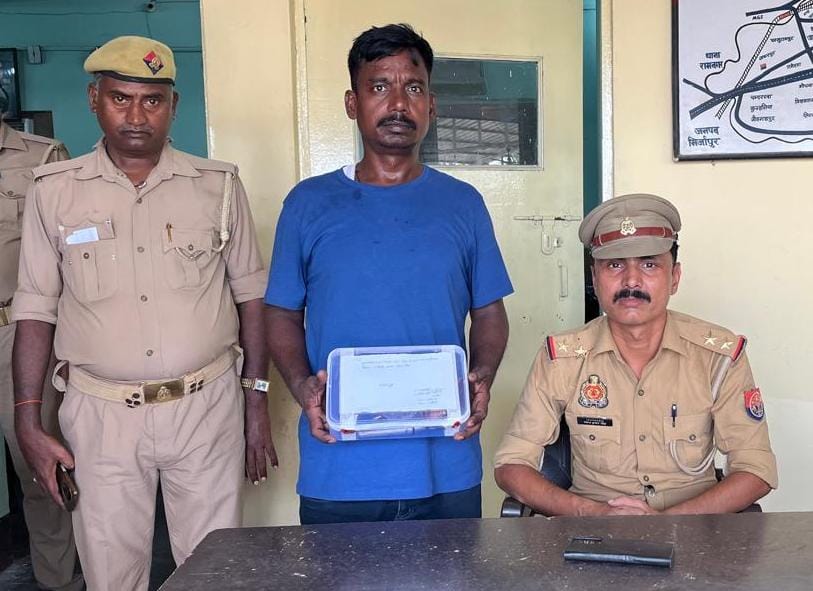चंदौली में पुलिस की बड़ी कामयाबी: अवैध तमंचे के साथ युवक गिरफ्तार, साजिश की आशंका चंदौली में पुलिस की बड़ी कामयाबी: अवैध तमंचे के साथ युवक गिरफ्तार, साजिश की आशंका