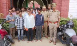 рд╢реНрд░реАрдХрд╛рд╢реА рд╡рд┐рд╢реНрд╡рдирд╛рде рдзрд╛рдо рдореЗрдВ рд╕реБрдЧрдо рджрд░реНрд╢рди рдХреЗ рдирд╛рдо рдкрд░ рд╢реНрд░рджреНрдзрд╛рд▓реБрдУрдВ рдХреЛ рдардЧрдиреЗ рд╡рд╛рд▓реЗ 11 рдЧрд┐рд░рдлреНрддрд╛рд░, рджреЛ рджрд┐рди рдкрд╣рд▓реЗ рдкреБрд▓рд┐рд╕ рдиреЗ рдкрдХрдбрд╝реЗ рдереЗ 21 рджрд▓рд╛рд▓ рд╢реНрд░реАрдХрд╛рд╢реА рд╡рд┐рд╢реНрд╡рдирд╛рде рдзрд╛рдо рдореЗрдВ рд╕реБрдЧрдо рджрд░реНрд╢рди рдХреЗ рдирд╛рдо рдкрд░ рд╢реНрд░рджреНрдзрд╛рд▓реБрдУрдВ рдХреЛ рдардЧрдиреЗ рд╡рд╛рд▓реЗ 11 рдЧрд┐рд░рдлреНрддрд╛рд░, рджреЛ рджрд┐рди рдкрд╣рд▓реЗ рдкреБрд▓рд┐рд╕ рдиреЗ рдкрдХрдбрд╝реЗ рдереЗ 21 рджрд▓рд╛рд▓