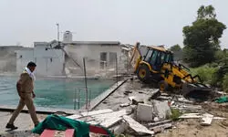 рдЧреНрд░реЗрдЯрд░ рдиреЛрдПрдбрд╛ рдХреЗ рджрд▓реЗрд▓рдкреБрд░ рдЧрд╛рдВрд╡ рдореЗрдВ рдкрдВрдЪрд╛рдпрдд рднрд╡рди рдХреА рдЬрдореАрди рдкрд░ рдмрдиреЗ рдЕрд╡реИрдз рдлрд╛рд░реНрдорд╣рд╛рдЙрд╕ рдХреЛ рддрд╣рд╕реАрд▓ рдкреНрд░рд╢рд╛рд╕рди рдиреЗ рдзреНрд╡рд╕реНрдд рдХрд░ рджрд┐рдпрд╛ рдЧреНрд░реЗрдЯрд░ рдиреЛрдПрдбрд╛ рдХреЗ рджрд▓реЗрд▓рдкреБрд░ рдЧрд╛рдВрд╡ рдореЗрдВ рдкрдВрдЪрд╛рдпрдд рднрд╡рди рдХреА рдЬрдореАрди рдкрд░ рдмрдиреЗ рдЕрд╡реИрдз рдлрд╛рд░реНрдорд╣рд╛рдЙрд╕ рдХреЛ рддрд╣рд╕реАрд▓ рдкреНрд░рд╢рд╛рд╕рди рдиреЗ рдзреНрд╡рд╕реНрдд рдХрд░ рджрд┐рдпрд╛