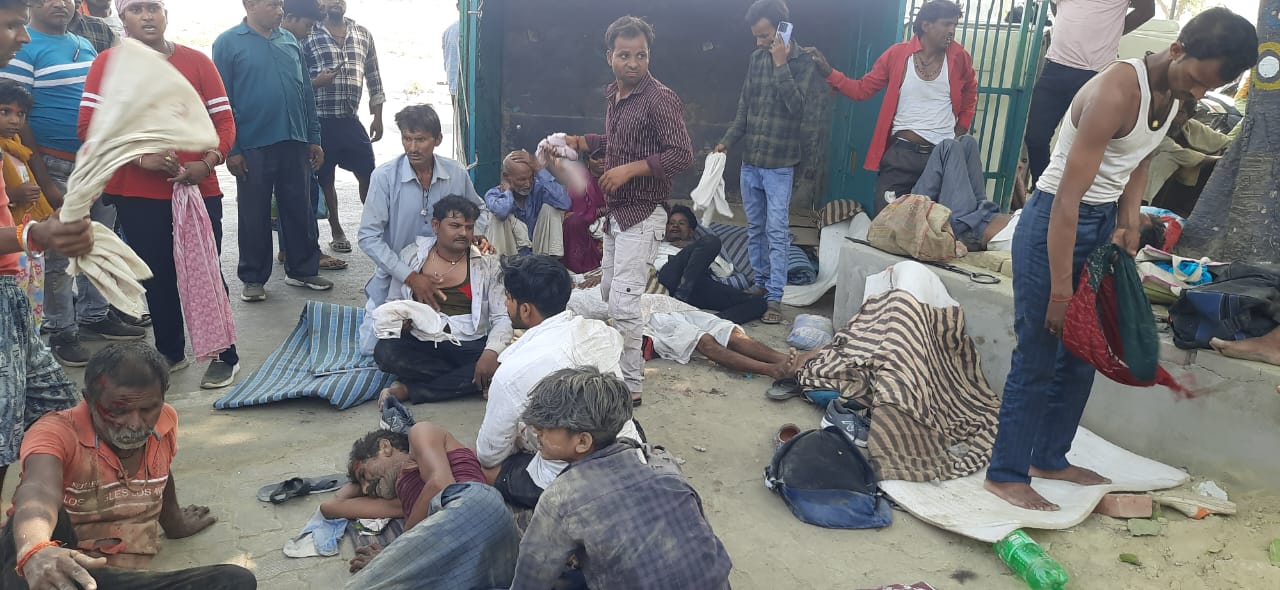 प्रयागराज : श्रद्धालुओं से भरी पिकप पलटी, मचा कोहराम; 18 घायल