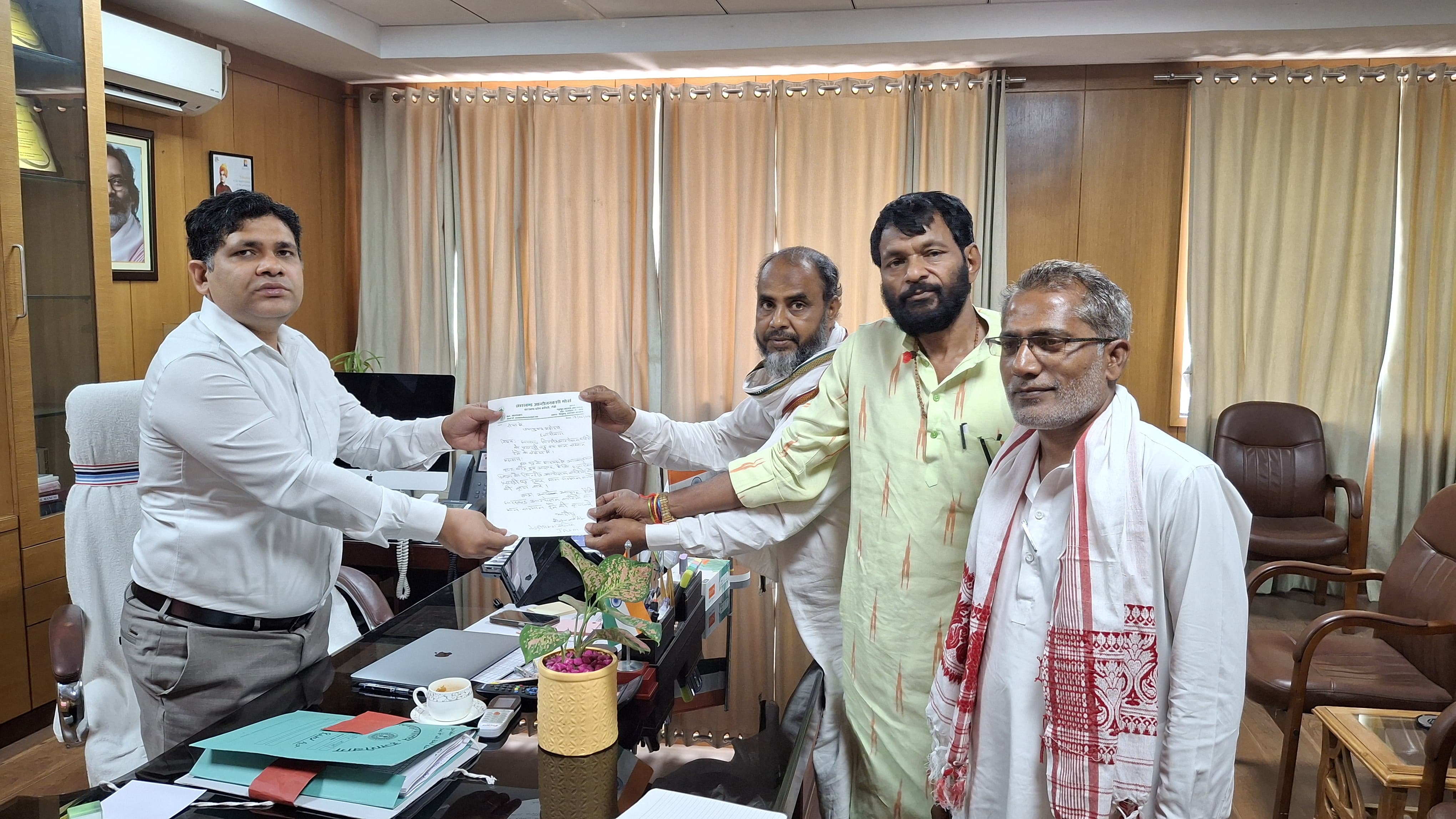 हजारीबाग: महमूद आलम ने नवपदस्थापित डीसी शशि प्रकाश सिंह को किया सम्मानित, आंदोलनकारियों के हक़ में सौंपा ज्ञापन हजारीबाग: महमूद आलम ने नवपदस्थापित डीसी शशि प्रकाश सिंह को किया सम्मानित, आंदोलनकारियों के हक़ में सौंपा ज्ञापन