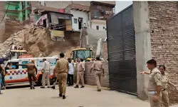 मथुरा में टीले की मिट्टी धंसने से कई मकानों के हिस्से गिरे, एक मजदूर की मौत; SDRF और NDRF की टीमें बुलाईं मथुरा में टीले की मिट्टी धंसने से कई मकानों के हिस्से गिरे, एक मजदूर की मौत; SDRF और NDRF की टीमें बुलाईं