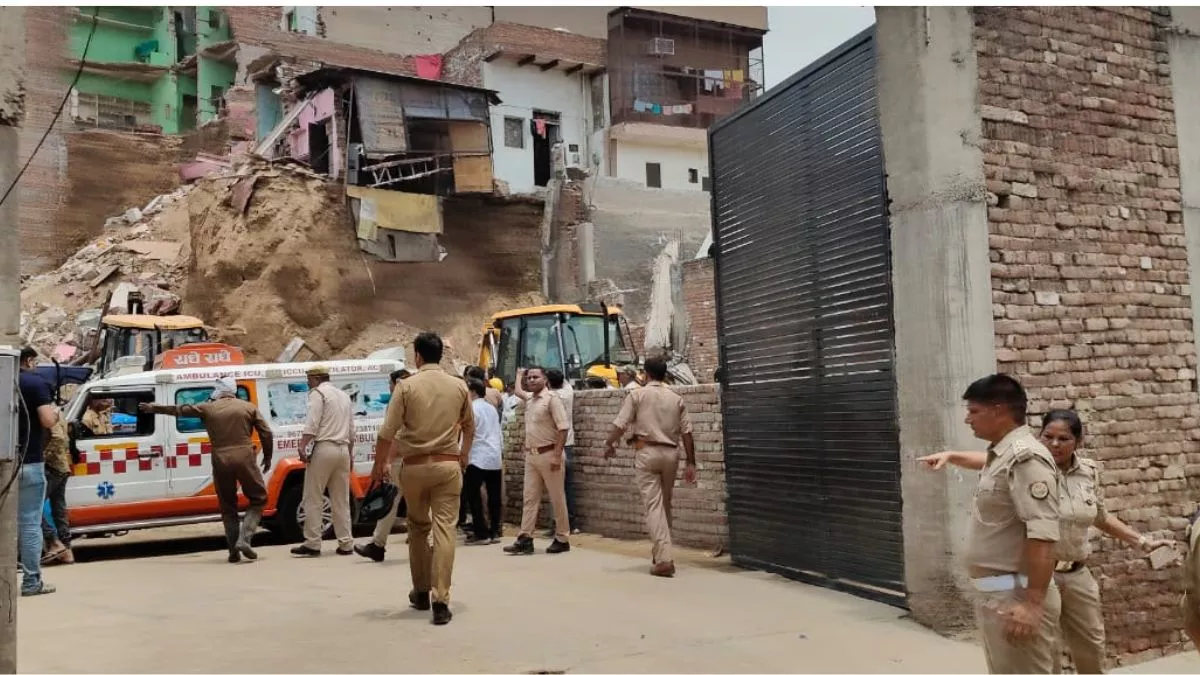 मथुरा में टीले की मिट्टी धंसने से कई मकानों के हिस्से गिरे, एक मजदूर की मौत; SDRF और NDRF की टीमें बुलाईं मथुरा में टीले की मिट्टी धंसने से कई मकानों के हिस्से गिरे, एक मजदूर की मौत; SDRF और NDRF की टीमें बुलाईं