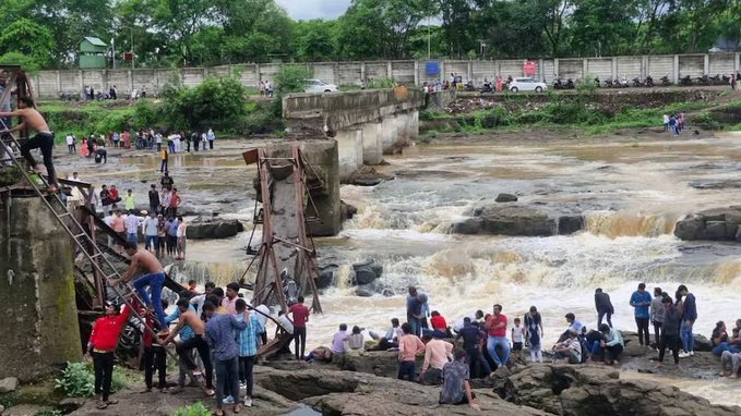 पुणे में नदी पर बना पुल ढहा, 15-20 पर्यटक बहे… रेस्क्यू में 6 को बाहर निकाला पुणे में नदी पर बना पुल ढहा, 15-20 पर्यटक बहे… रेस्क्यू में 6 को बाहर निकाला