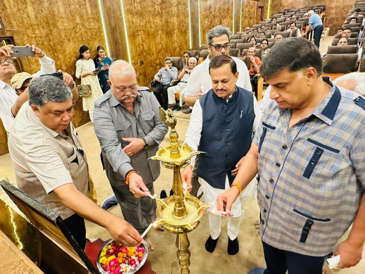दि मारल के रंगमंच विशेषांक का विमोचन दि मारल के रंगमंच विशेषांक का विमोचन