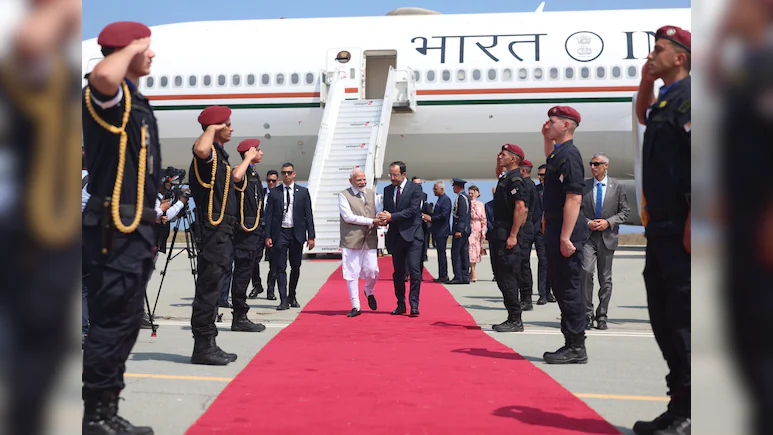 साइप्रस पहुंचे PM मोदी, एयरपोर्ट पर राष्ट्रपति ने किया स्वागत, जानिए भारत के लिए क्यों अहम है यह यात्रा साइप्रस पहुंचे PM मोदी, एयरपोर्ट पर राष्ट्रपति ने किया स्वागत, जानिए भारत के लिए क्यों अहम है यह यात्रा