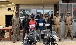 рд▓реВрдЯрдХрд╛рдВрдб рдХрд╛ рдкреБрд▓рд┐рд╕ рдиреЗ рдХрд┐рдпрд╛ рдЦреБрд▓рд╛рд╕рд╛:рдЪрд╛рд░ рдмрджрдорд╛рд╢ рдЧрд┐рд░рдлреНрддрд╛рд░, рдХрдмреНрдЬреЗ рд╕реЗ рддрдордВрдЪрд╛, рд▓реВрдЯреА рдЧрдИ рдмрд╛рдЗрдХ, рдореЛрдмрд╛рдЗрд▓ рд╡ рдирдХрджреА рдмрд░рд╛рдордж, рдПрдХ рдЪреЛрд░реА рдХреА рдмрд╛рдЗрдХ рднреА рдорд┐рд▓реА рд▓реВрдЯрдХрд╛рдВрдб рдХрд╛ рдкреБрд▓рд┐рд╕ рдиреЗ рдХрд┐рдпрд╛ рдЦреБрд▓рд╛рд╕рд╛:рдЪрд╛рд░ рдмрджрдорд╛рд╢ рдЧрд┐рд░рдлреНрддрд╛рд░, рдХрдмреНрдЬреЗ рд╕реЗ рддрдордВрдЪрд╛, рд▓реВрдЯреА рдЧрдИ рдмрд╛рдЗрдХ, рдореЛрдмрд╛рдЗрд▓ рд╡ рдирдХрджреА рдмрд░рд╛рдордж, рдПрдХ рдЪреЛрд░реА рдХреА рдмрд╛рдЗрдХ рднреА рдорд┐рд▓реА