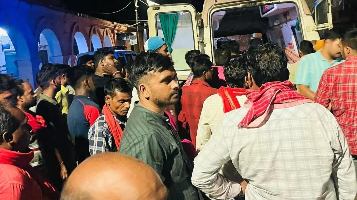 बलिया में मौत बनकर सड़क पर दौड़ा डीसीएम ट्रक, 19 को रौंदा, दो राहगीरों की गई जान बलिया में मौत बनकर सड़क पर दौड़ा डीसीएम ट्रक, 19 को रौंदा, दो राहगीरों की गई जान