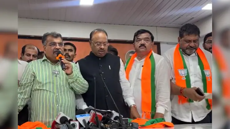 BJP ने जिस नेता पर अंडरवर्ल्ड से रिश्ते का लगाया था आरोप, अब उसी को पार्टी में किया शामिल, गरमाई महाराष्ट्र की राजनीति BJP ने जिस नेता पर अंडरवर्ल्ड से रिश्ते का लगाया था आरोप, अब उसी को पार्टी में किया शामिल, गरमाई महाराष्ट्र की राजनीति