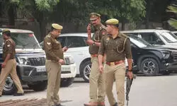 CM योगी के होर्डिंग से छेड़छाड़, पुलिस अफसरों में मचा हड़कंप; खंगाली जा रही CCTV फुटेज CM योगी के होर्डिंग से छेड़छाड़, पुलिस अफसरों में मचा हड़कंप; खंगाली जा रही CCTV फुटेज