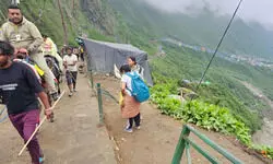 केदारनाथ यात्रा पर जा रहे लोग खाई में गिरे, दो की मौत… 3 हुए घायल; एक की तलाश जारी केदारनाथ यात्रा पर जा रहे लोग खाई में गिरे, दो की मौत… 3 हुए घायल; एक की तलाश जारी