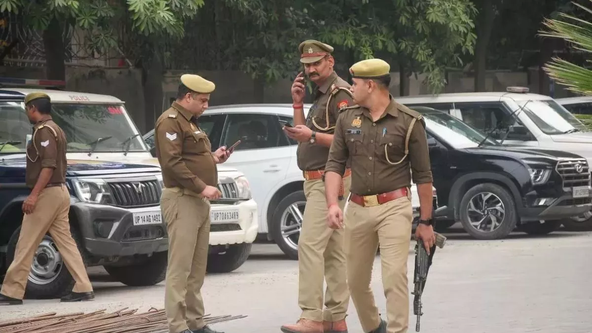 CM योगी के होर्डिंग से छेड़छाड़, पुलिस अफसरों में मचा हड़कंप; खंगाली जा रही CCTV फुटेज CM योगी के होर्डिंग से छेड़छाड़, पुलिस अफसरों में मचा हड़कंप; खंगाली जा रही CCTV फुटेज
