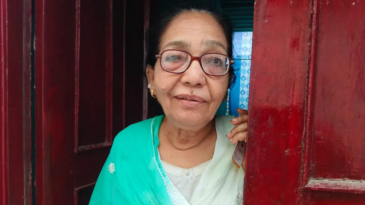 मैं यहीं मरुंगी कहीं नहीं जाऊंगी… 63 साल से भारत में रह रही फरहत, अब भेजा जा रहा पाकिस्तान मैं यहीं मरुंगी कहीं नहीं जाऊंगी… 63 साल से भारत में रह रही फरहत, अब भेजा जा रहा पाकिस्तान