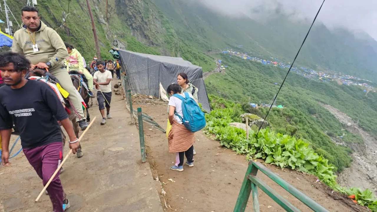 केदारनाथ यात्रा पर जा रहे लोग खाई में गिरे, दो की मौत… 3 हुए घायल; एक की तलाश जारी केदारनाथ यात्रा पर जा रहे लोग खाई में गिरे, दो की मौत… 3 हुए घायल; एक की तलाश जारी