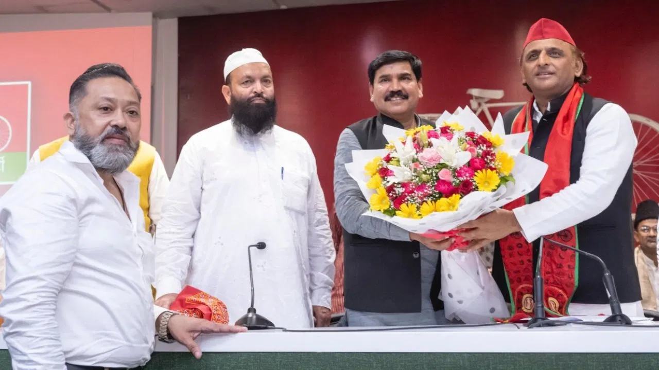 पीएम मोदी के नक्शेकदम पर अखिलेश यादव, 2027 से पहले सपा को क्यों याद आए पसमांदा मुसलमान पीएम मोदी के नक्शेकदम पर अखिलेश यादव, 2027 से पहले सपा को क्यों याद आए पसमांदा मुसलमान