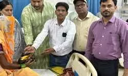 कांग्रेसियों ने मेडिकल कॉलेज में मरीजों को फल देकर मनाया राहुल गांधी का जन्म दिवस