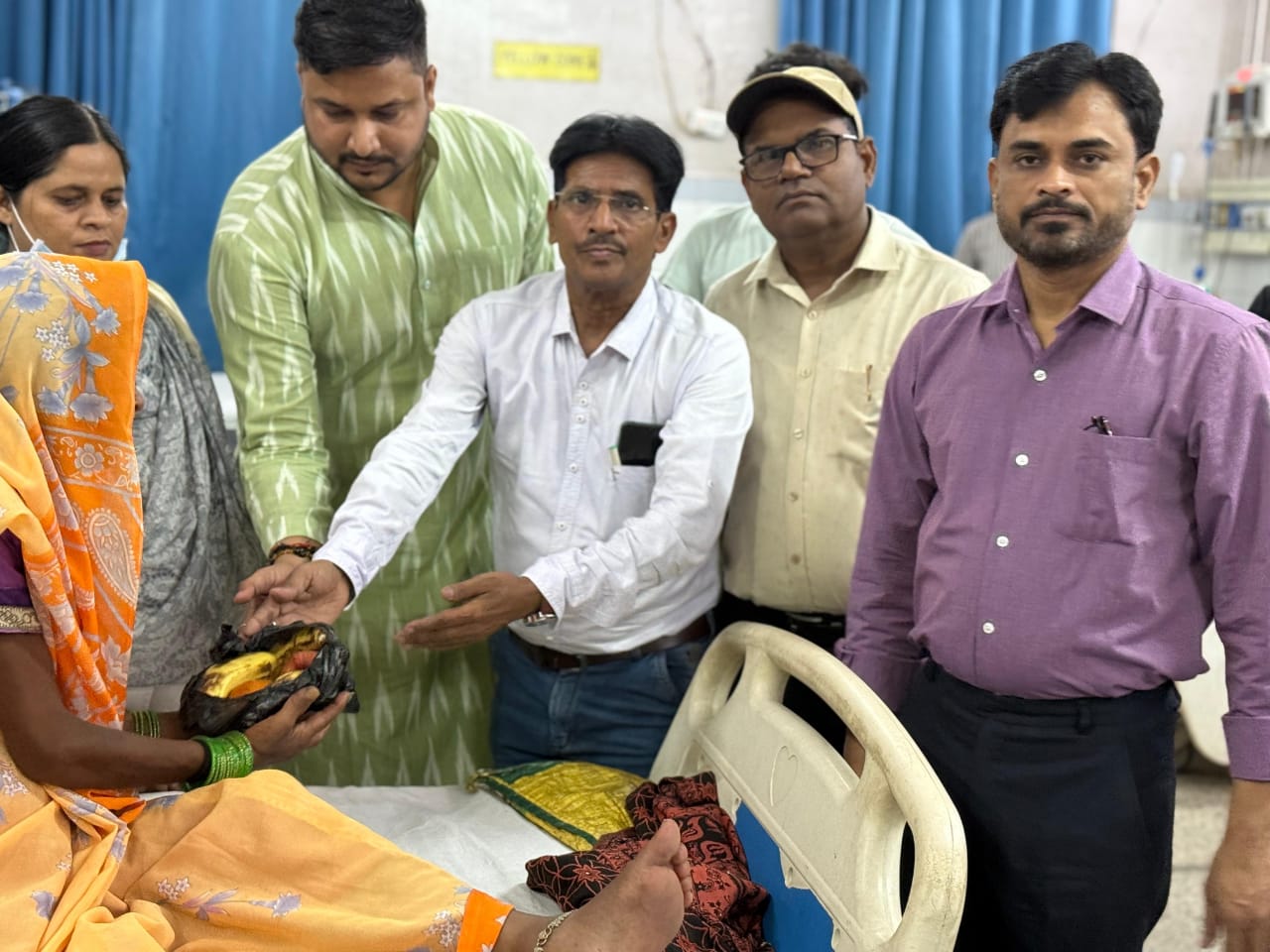 कांग्रेसियों ने मेडिकल कॉलेज में मरीजों को फल देकर मनाया राहुल गांधी का जन्म दिवस कांग्रेसियों ने मेडिकल कॉलेज में मरीजों को फल देकर मनाया राहुल गांधी का जन्म दिवस