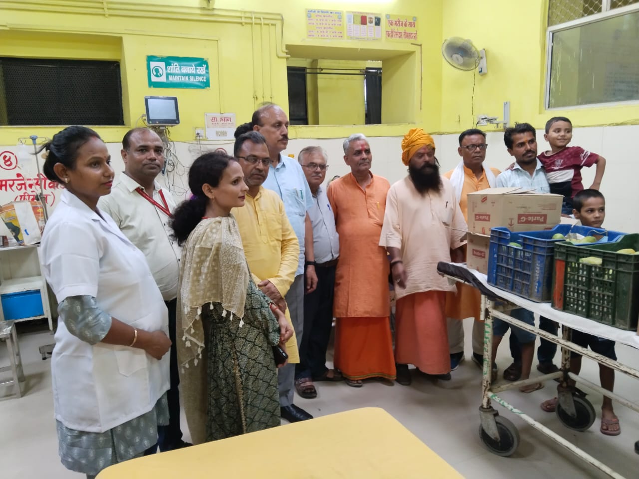 जिला चिकित्सालय में मरीजों को वितरित किए गए फल और बिस्किट जिला चिकित्सालय में मरीजों को वितरित किए गए फल और बिस्किट