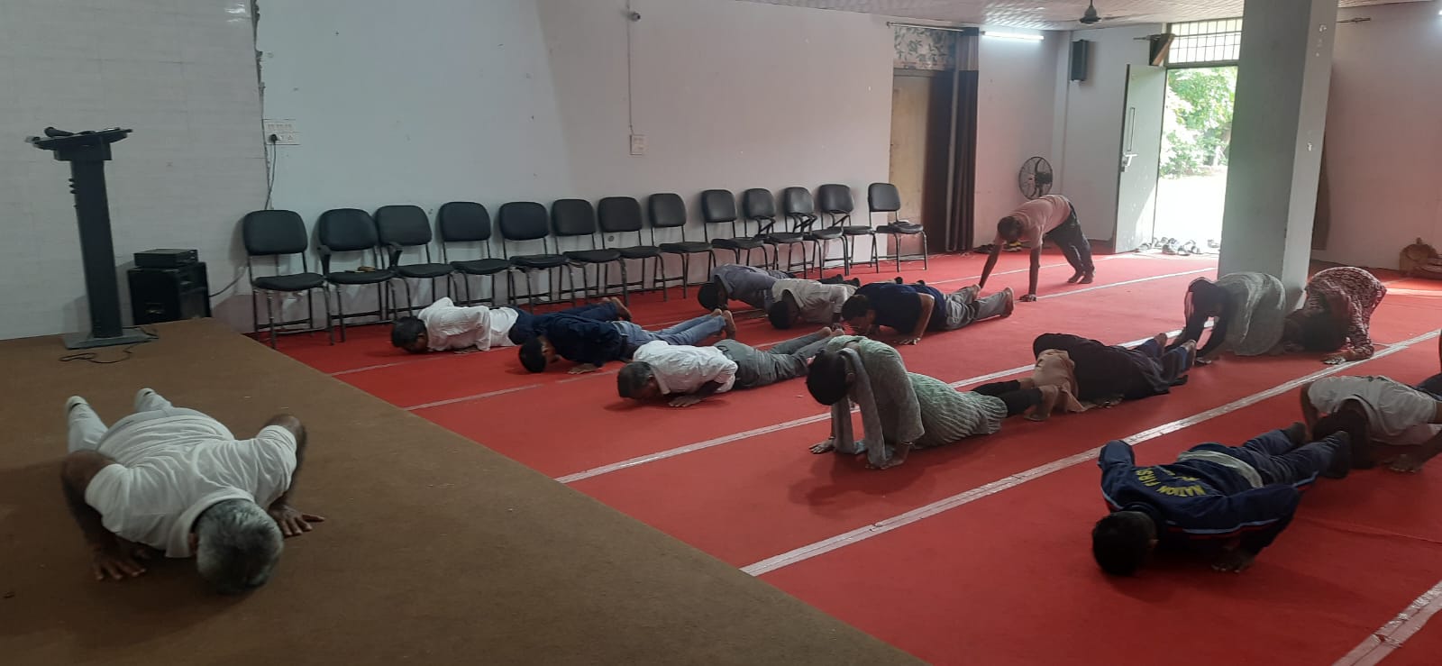 एम.एच.पी.जी कॉलेज में सूर्य नमस्कार योग मुद्रा कार्यक्रम का आयोजन एम.एच.पी.जी कॉलेज में सूर्य नमस्कार योग मुद्रा कार्यक्रम का आयोजन