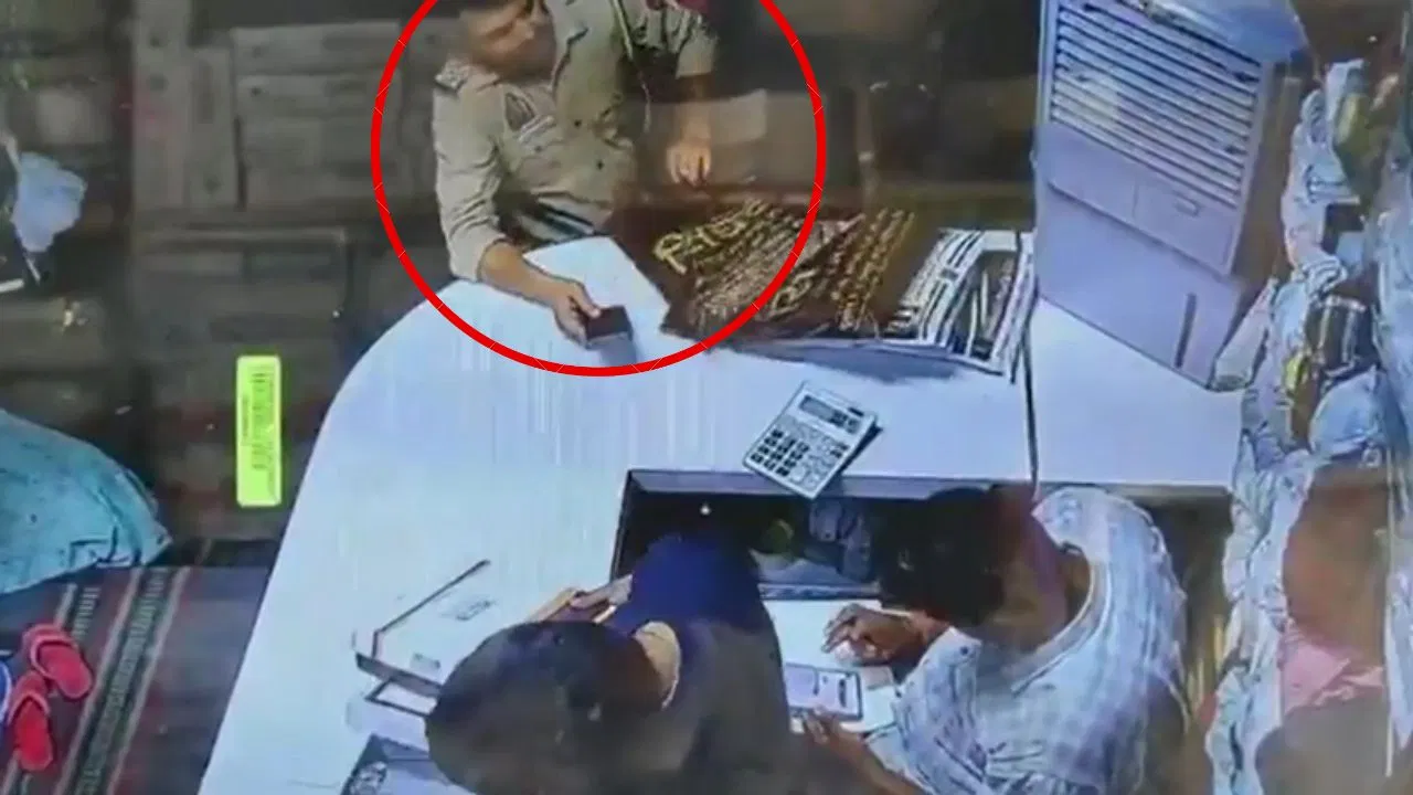 मेरठ का कपड़ा चोर दारोगा, दुकान पर गया, एक-एक चुराए 4 थैले, दारोगा को SSP ने किया सस्पेन्ड मेरठ का कपड़ा चोर दारोगा, दुकान पर गया, एक-एक चुराए 4 थैले, दारोगा को SSP ने किया सस्पेन्ड