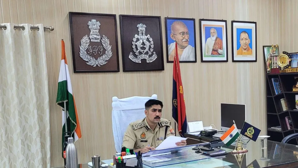 SOG प्रभारी सहित पूरी टीम लाइन हाजिर... आखिर SP अभिषेक यादव ने क्यों की इतनी बड़ी कार्रवाई? SOG प्रभारी सहित पूरी टीम लाइन हाजिर... आखिर SP अभिषेक यादव ने क्यों की इतनी बड़ी कार्रवाई?