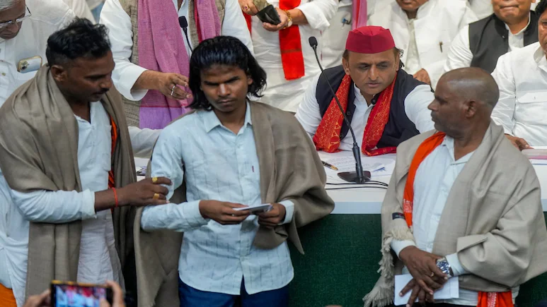 कल SSP को योगी की फटकार, आज कथावाचक मुकुट मणि पर केस, जानिए अब तक का अपडेट कल SSP को योगी की फटकार, आज कथावाचक मुकुट मणि पर केस, जानिए अब तक का अपडेट