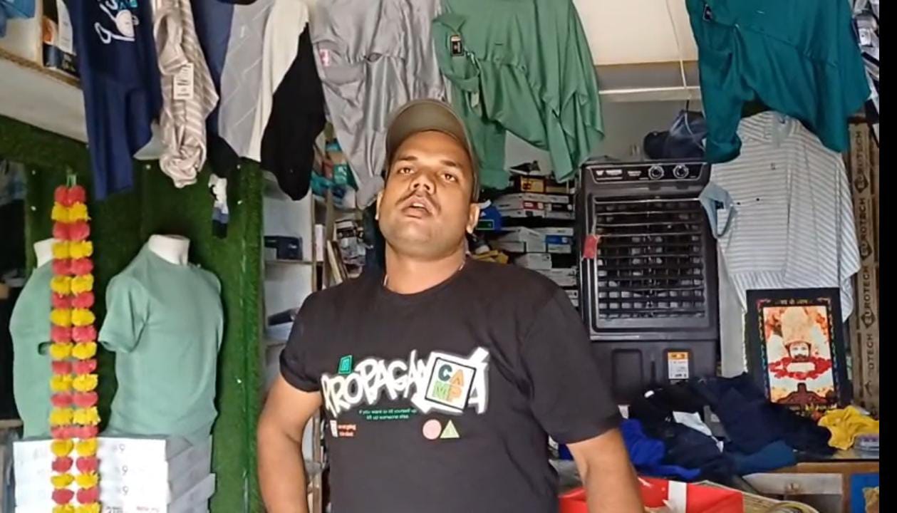 अलीनगर में चोरों का कहर: दो दुकानों से 71 हजार की चोरी, CCTV भी उखाड़ ले गए अलीनगर में चोरों का कहर: दो दुकानों से 71 हजार की चोरी, CCTV भी उखाड़ ले गए