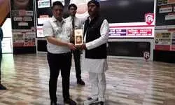 जिलाधिकारी ने समाजसेवी सुरेश यादव को सराहनीय कार्य हेतु किया सम्मानित