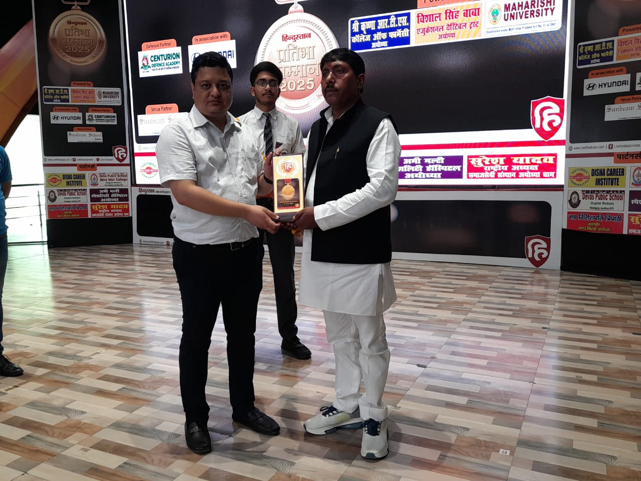 जिलाधिकारी ने समाजसेवी सुरेश यादव को सराहनीय कार्य हेतु किया सम्मानित जिलाधिकारी ने समाजसेवी सुरेश यादव को सराहनीय कार्य हेतु किया सम्मानित