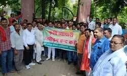 कृषि आदान व्यापारियों ने कार्रवाई के विरोध में सौंपा ज्ञापन कृषि आदान व्यापारियों ने कार्रवाई के विरोध में सौंपा ज्ञापन