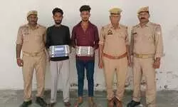 तमंचा लहराकर बनाते थे वीडियो, धानापुर पुलिस ने दो शौकीन हथियारबाजों को किया गिरफ्तार